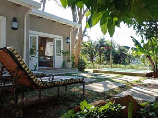 CocoMo Boutique Coastal Garden Studio - Pool view