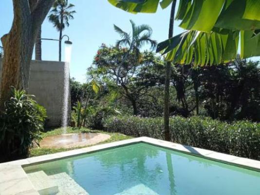 CocoMo Boutique Coastal Garden Studio - Pool view