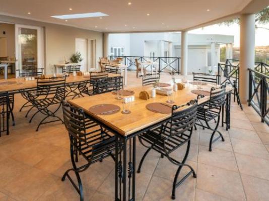 Beyond Wood Lodge - Dining area