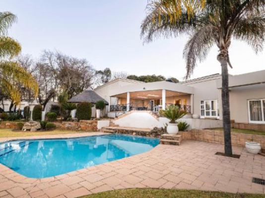 Beyond Wood Lodge - Swimming pool