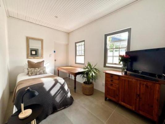 Little Tara Cottage - Photo of the whole room