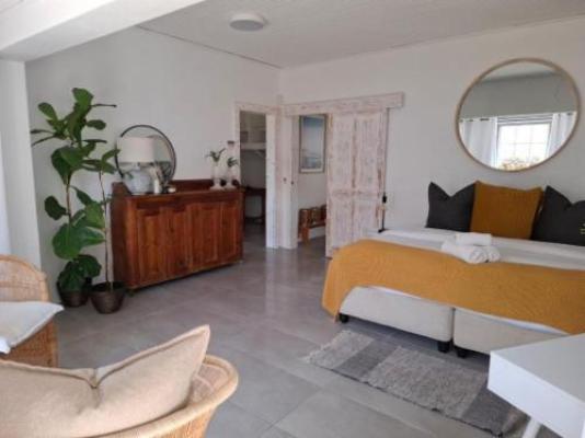 Little Tara Cottage - Photo of the whole room