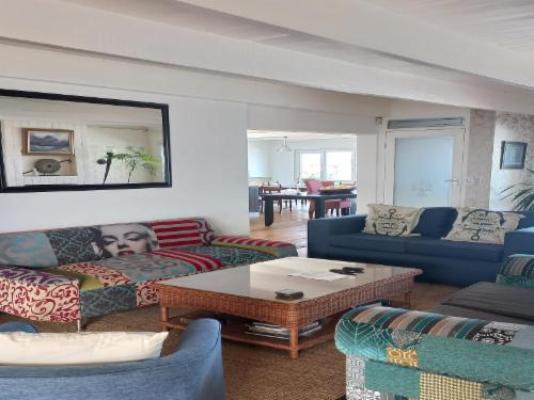 Swept Away Guesthouse - Living Room