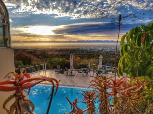 Panorama Guest House - Pool view