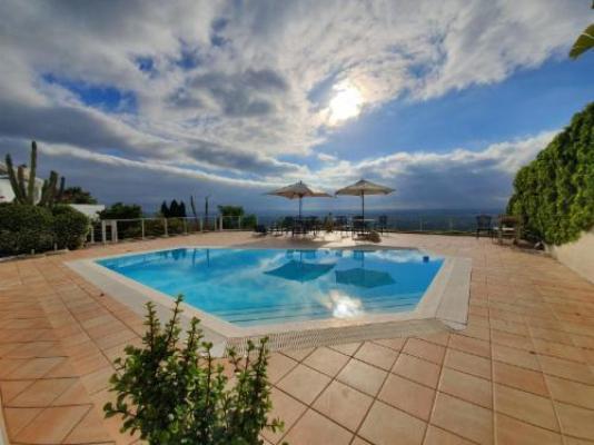 Panorama Guest House - Pool view