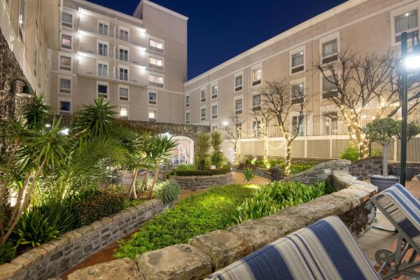 The Commodore Hotel - 277295