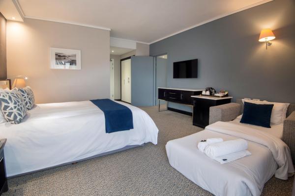 The Commodore Hotel - 277312