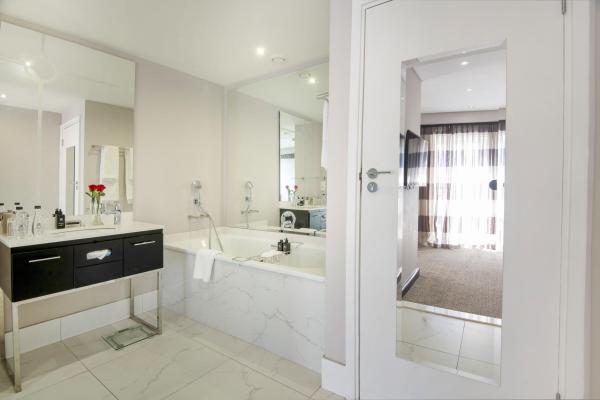 The Commodore Hotel - 277317