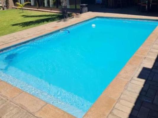 Rhino Manor - Swimming pool