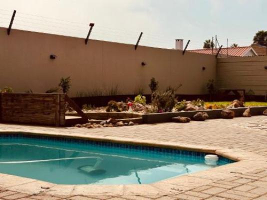 Sleeping Flamingo Self-Catering Accommodation - Pool view