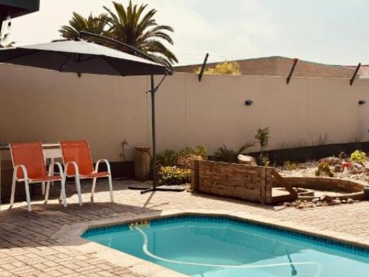 Sleeping Flamingo Self-Catering Accommodation - Pool view