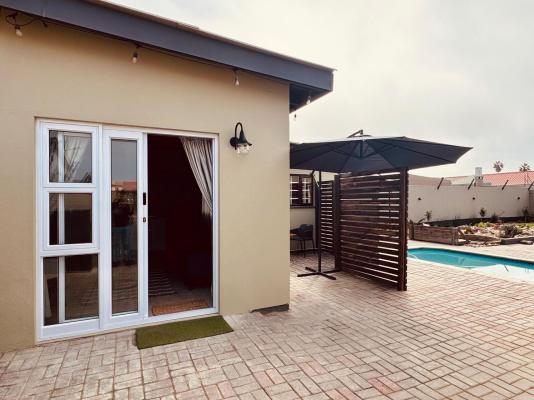 Sleeping Flamingo Self-Catering Accommodation - 277696
