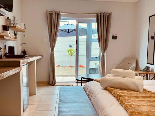 Sleeping Flamingo Self-Catering Accommodation - 277727