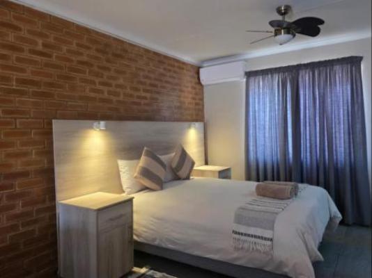 Thabazimbi Self-Catering Accommodation - Bed