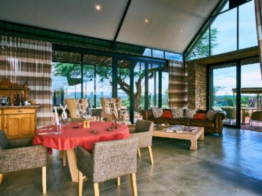 Otjimbondona Kalahari - Dining area