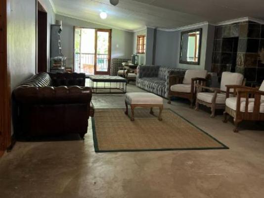 White House Lodge Vryheid - Communal lounge/ TV room