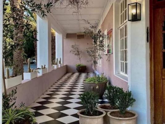 The Hanover Luxury Hotel - Patio