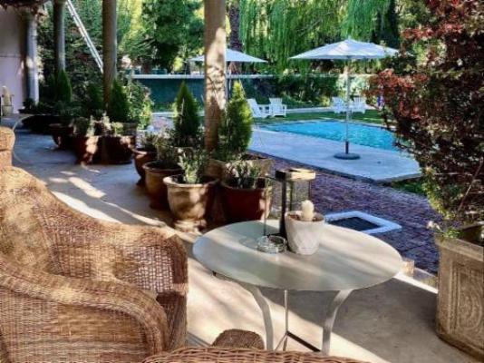 The Hanover Luxury Hotel - Patio