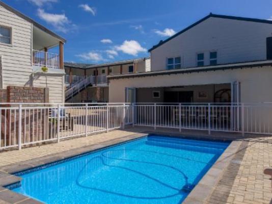 Stilbaai Harbour Inn - Swimming pool