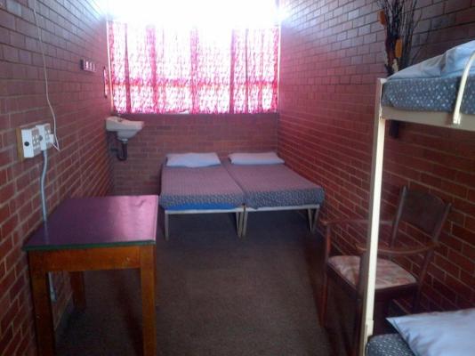 Dirkie Uys Backpackers - 281803