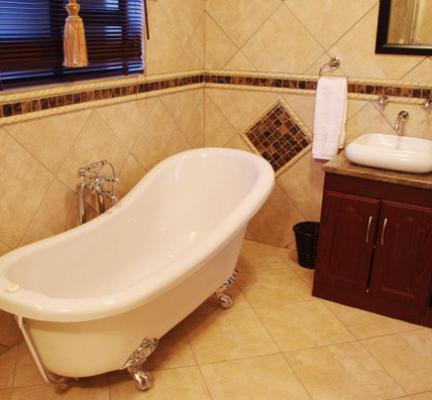 Green Deluxe En-Suite Bathroom
