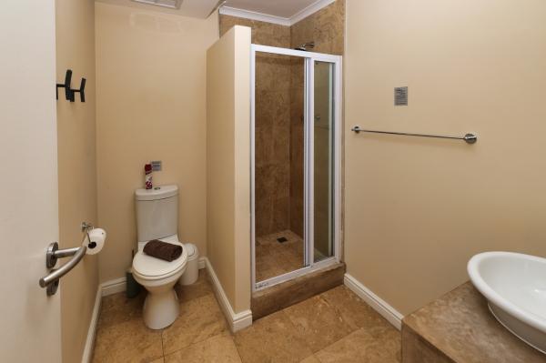 Main bedroom en-suite