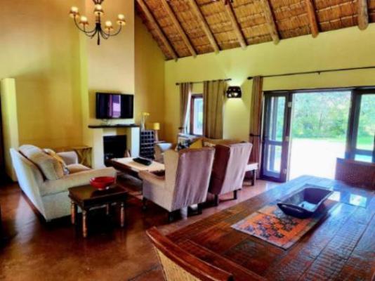 Ntoma Safari & Golf Villa - Living Room