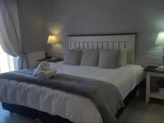 105,107,127,128 Clarens Golf Villas - 282577