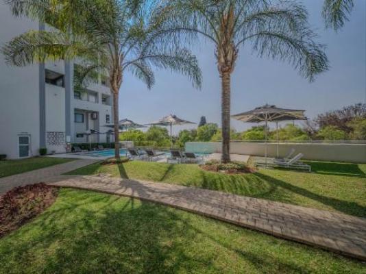 Menlyn 1-Bed Apartment Parking & Pool - Garden