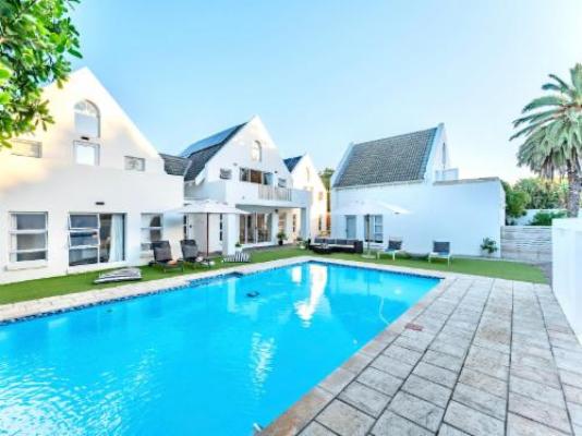 Adrift Guesthouse - Pool view