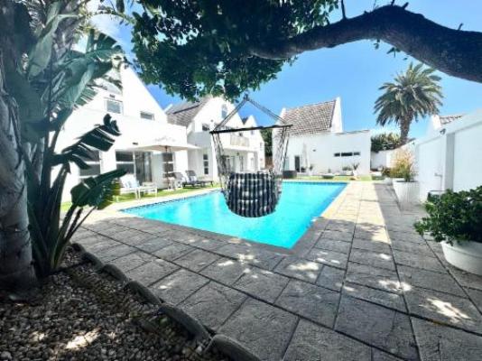 Adrift Guesthouse - Pool view