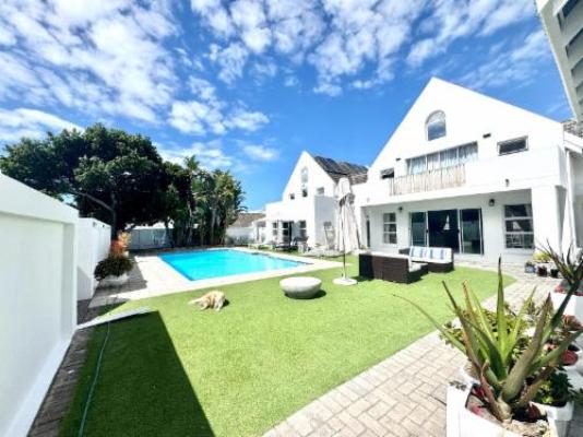 Adrift Guesthouse - Pool view
