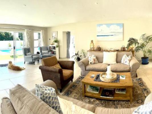 Adrift Guesthouse - Communal lounge/ TV room