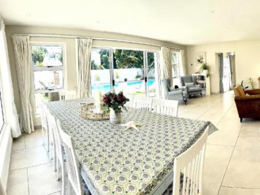 Adrift Guesthouse - Dining area