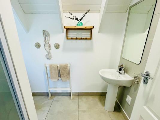 Adrift Guesthouse - 283711