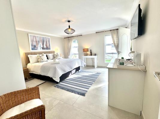 Adrift Guesthouse - 283715