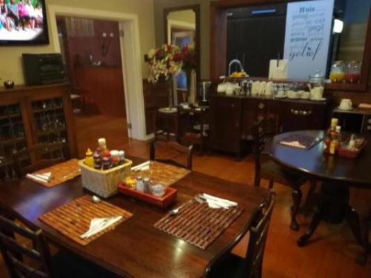 Tranquil House B&B @ 121 Berry Street - Breakfast area