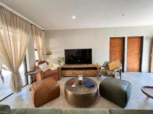 Bushveld Villa - Communal lounge/ TV room
