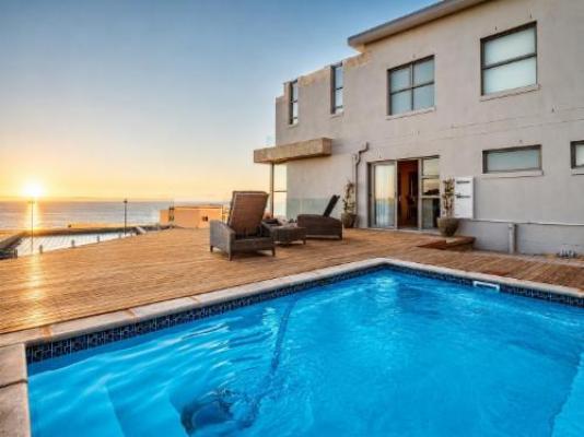Dolfyn Villas - Swimming pool