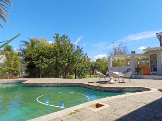 Garden Court B&B - Swimming pool