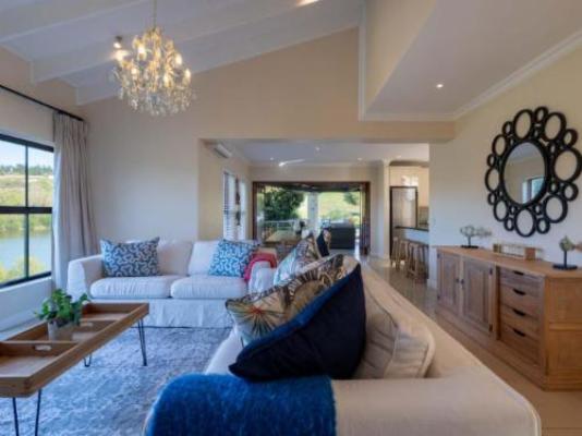 Swallows Retreat - Living Room