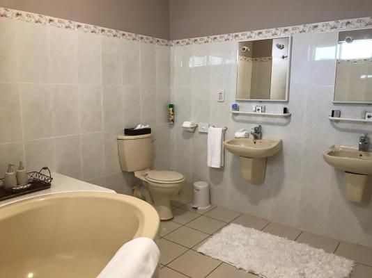 Room image 4