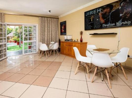 Katliso Entle B&B & Day Spa - Dining area