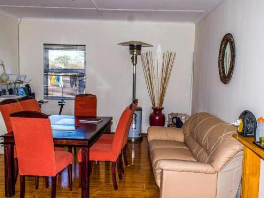 Three Angelz Lodge - Dining area