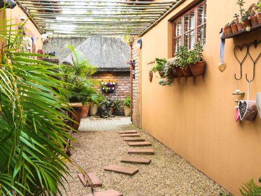 Treetops Guest House - 285186