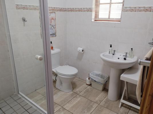 Treetops Guest House - 285197