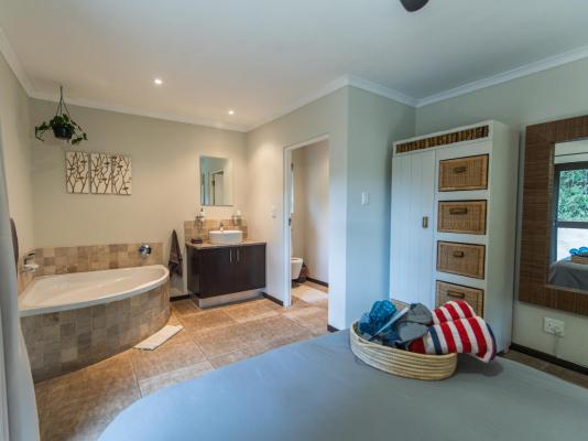 Room image 4