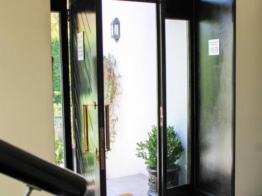 Oak Manor Boutique Guest House - 285773