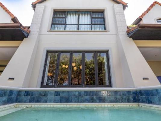 10 Club Drive - Property / Building