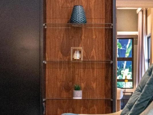 10 Club Drive - Decorative detail